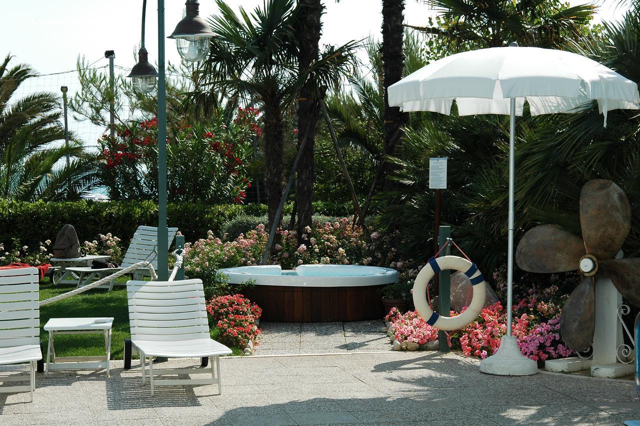 Hotel Parco Delle Rose Silvi Marina Exteriör bild